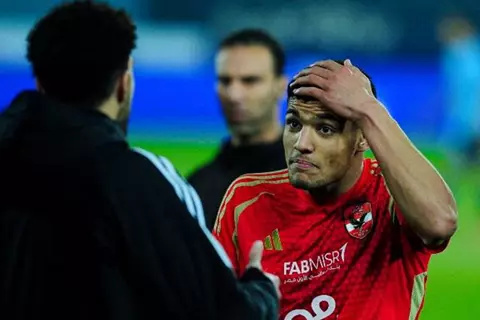 "قواعد الفيفا تنقل مدافع الأهلي إلى المستشفى".. ما هي خطورة إصابة العش؟